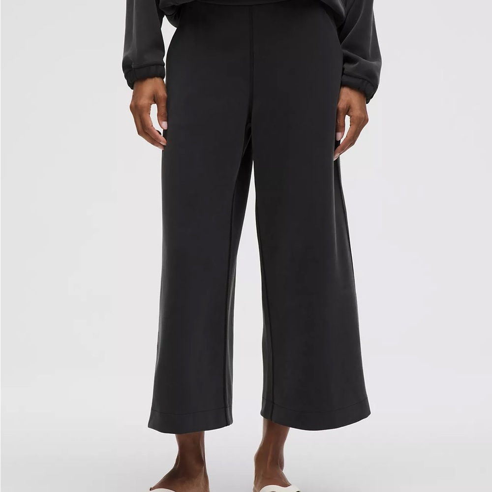 Softstreme High-Rise Wide-Leg Cropped Pant